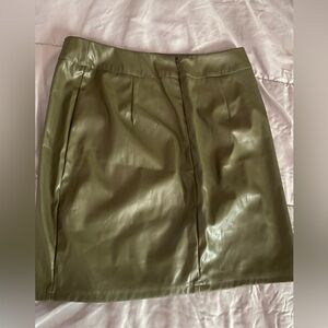 GREEN FAUX LEATHER SKIRT 💚